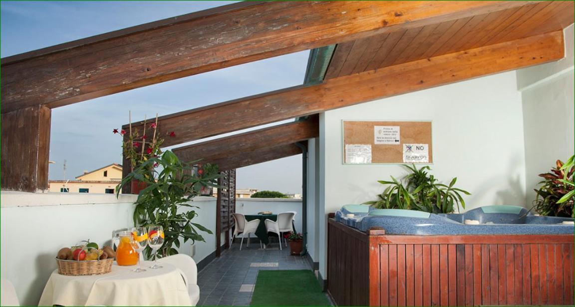 Hotel Verdemare Rimini Exterior photo