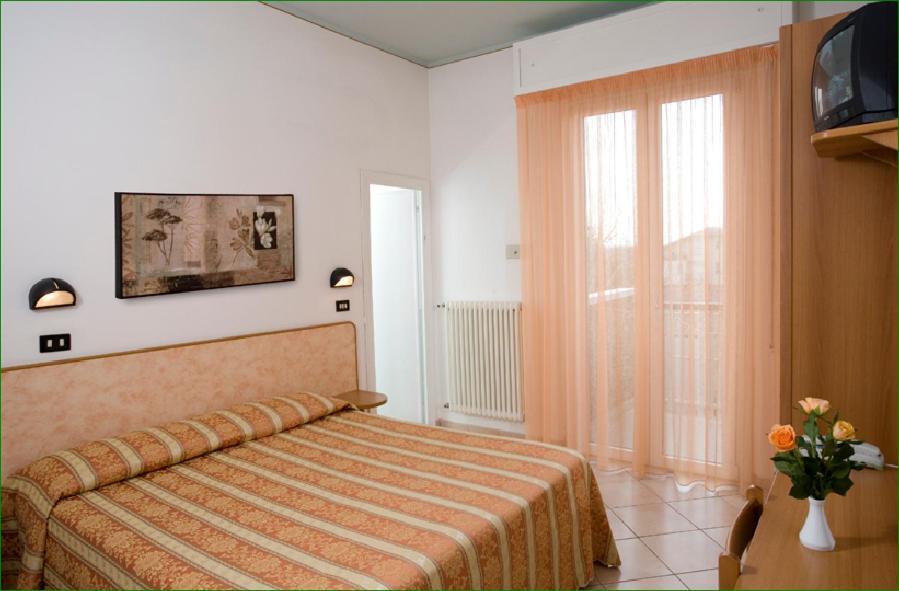 Hotel Verdemare Rimini Exterior photo
