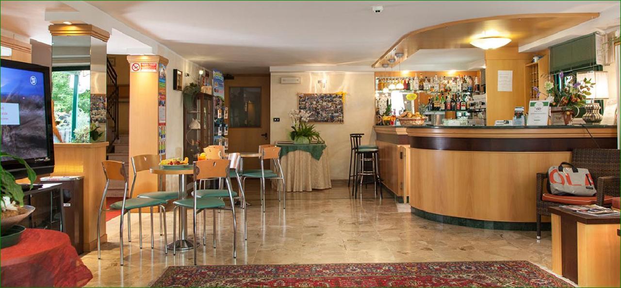 Hotel Verdemare Rimini Exterior photo