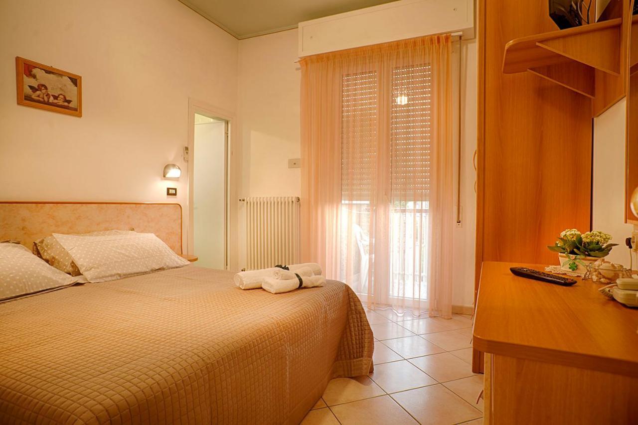Hotel Verdemare Rimini Exterior photo